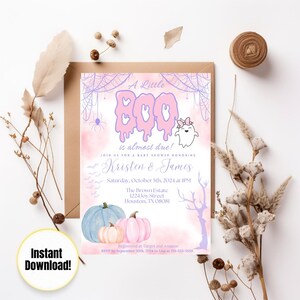 Puede incluir: Una invitación de baby shower rosa y morada con un fantasma y el texto "A Little Boo is almost due!"  Únete a nosotros para una baby shower en honor a Kristen & James. Sábado 5 de octubre de 2024 a la 1:00 PM. The Brown Estate, 1224 Joy Street, Houston, TX 08081. Registrado en Target y Amazon. RSVP antes del 30 de septiembre de 2024 al [número de teléfono].