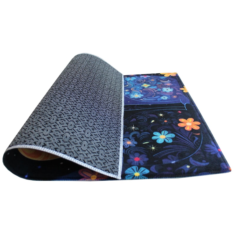 Pu&ograve; includere: Un tappeto colorato con un motivo floreale su sfondo blu scuro. Il tappeto ha un retro antiscivolo.