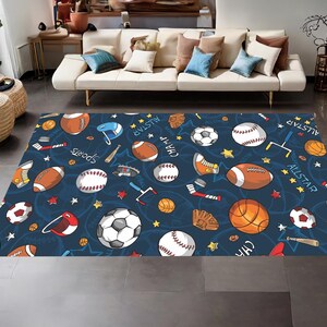 Pu&ograve; includere: Un tappeto blu e bianco a tema sportivo con una variet&agrave; di attrezzature sportive, tra cui palloni da basket, da baseball, da football americano e da calcio. Il tappeto ha le parole "Champ", "Allstar" e "Sports" scritte su di esso.