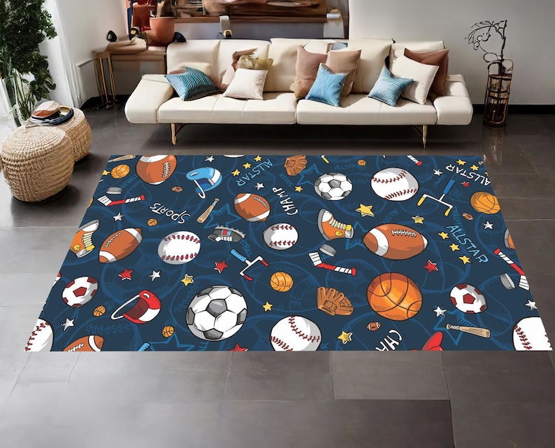 Pu&ograve; includere: Un tappeto blu e bianco a tema sportivo con una variet&agrave; di attrezzature sportive, tra cui palloni da basket, da baseball, da football americano e da calcio. Il tappeto ha le parole "Champ", "Allstar" e "Sports" scritte su di esso.