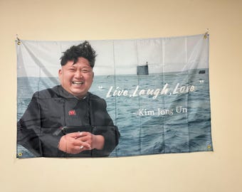 Kim Jong Un Live, Laugh, Love Flag 3 x 1,50 m pour dortoir universitaire et drapeaux avec oeillets en laiton pour mur
