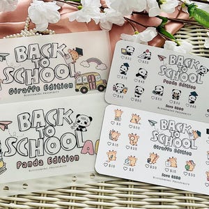 Könnte beinhalten: Vier transparente Kunststoff-Cash-Envelope-Organizer zum Thema Schulanfang. Zwei haben ein Giraffen-Thema und zwei ein Panda-Thema. Jedes hat Illustrationen von Schulmaterialien und den Text "Back to School".