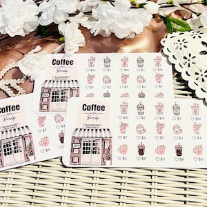 Peut inclure: Feuilles d'autocollants sur le th&egrave;me du caf&eacute;. Les autocollants pr&eacute;sentent une illustration de caf&eacute;, des boissons au caf&eacute; et les mots "Coffee Break". Les autocollants sont dans des tons de rose et de marron.
