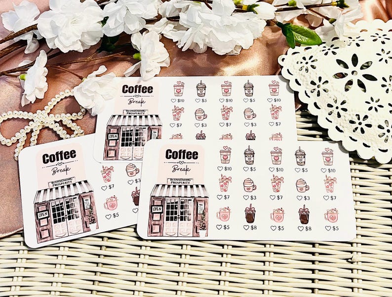 Peut inclure: Feuilles d'autocollants sur le th&egrave;me du caf&eacute;. Les autocollants pr&eacute;sentent une illustration de caf&eacute;, des boissons au caf&eacute; et les mots "Coffee Break". Les autocollants sont dans des tons de rose et de marron.