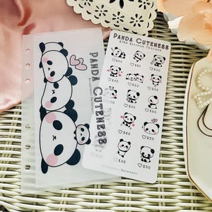 Puede incluir: Una hoja de pegatinas con temática de panda con el texto "Panda Cuteness88 750 € de ahorro" y varias ilustraciones de pandas con diferentes expresiones y corazones. Las pegatinas están diseñadas para usar en una agenda o diario.