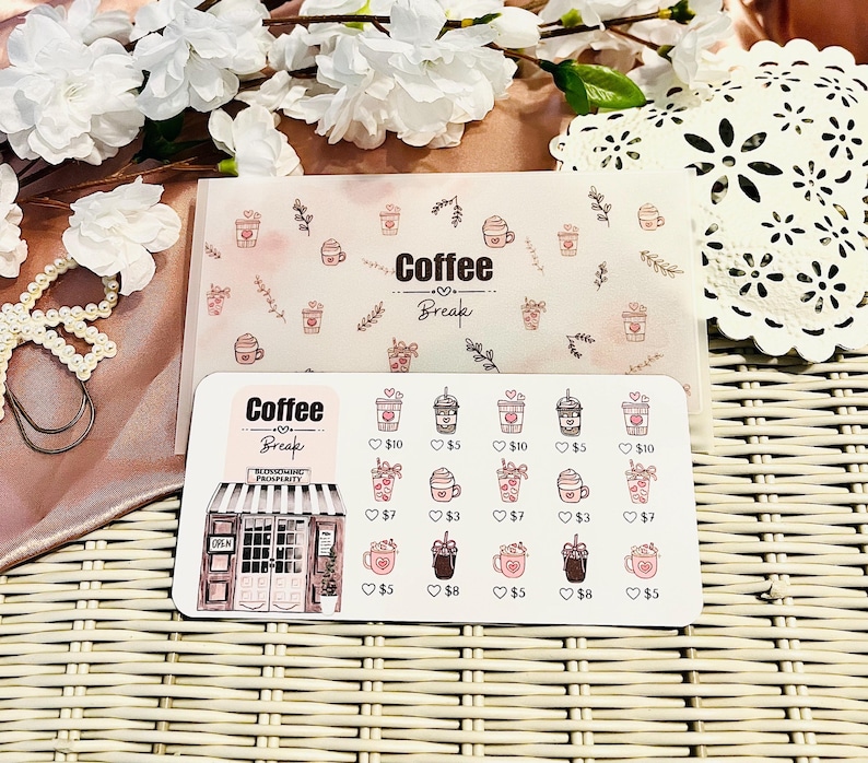 Peut inclure: Une feuille d'autocollants et une carte avec les mots "Coffee Break" et des illustrations sur le th&egrave;me du caf&eacute;. La feuille d'autocollants pr&eacute;sente diverses boissons au caf&eacute; avec des prix. La carte a un design similaire avec des ic&ocirc;nes de tasses &agrave; caf&eacute;.
