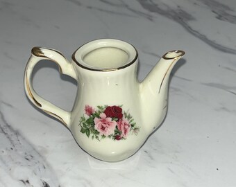 miniature teapot-shaped creamer