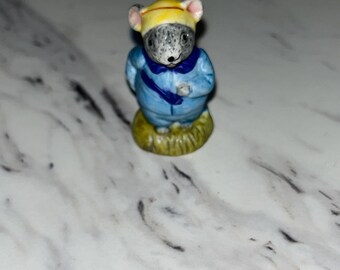 Russ Berrie & Co. "Li'l Mouse Town" miniature porcelain figurine, specifically the Jogger #6562