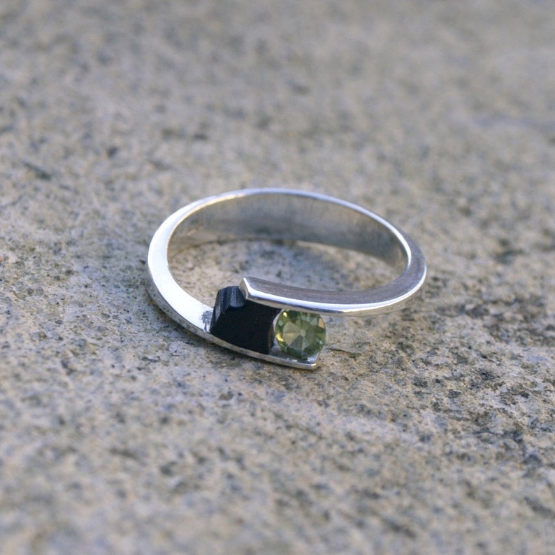 Black ebony and peridot Sterling silver solitaire ring hand forged image 4