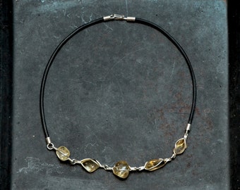 Einzigartige Quarz Kieselsteine in Sterling Silber Halskette mit schwarzem Lederband