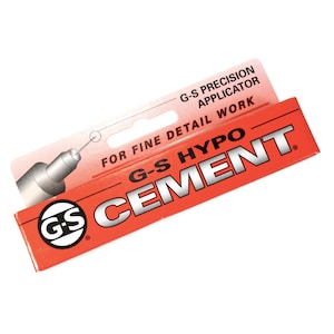 Puede incluir: Un tubo rojo y negro de G-S Hypo Cement con un aplicador de precisi&oacute;n para trabajos de detalle fino. El tubo tiene una etiqueta blanca con texto negro y un logotipo en blanco y negro.