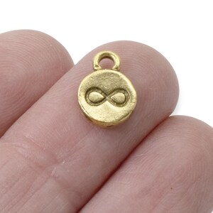 Dijes de infinito dorados, paquete de 4: Símbolo rústico de amor eterno en peltre chapado en oro de 24k, diseño Nunn.