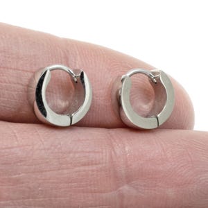 Sleek Unisex Stainless Steel Eternity Hoop Earrings with Snap Hinge, Everyday Minimalist Jewelry 1 Pair