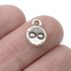 Dijes de infinito de plata, paquete de 4, símbolos de infinitas posibilidades, diseño rústico, Nunn Design, hechos en EE. UU., joyería con significado.