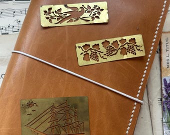 Trois pochoirs en métal vintage. Oiseaux, raisins et bateau. Outils de pochoir pour travaux manuels et journaux