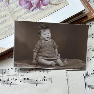 アンティークの赤ちゃんのポストカード。子供のヴィンテージカード。かわいい赤ちゃん、新生児。本物の写真のポストカード、コレクター向け、ジャンクジャーナルのエフェメラ