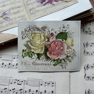 Cartão antigo de rosas brancas e rosa. Efêmeras de diário de lixo vintage. Cartão de feliz Natal. Buquê, bonito, anos 1900, floral, sucata vitoriana