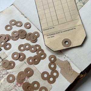 50 renforçateurs à trous bruns pour travaux manuels. Ronds bruns pour renforcer les trous sur les étiquettes. Kit de journal indésirable, éphémères en papier vintage. Papier fait main