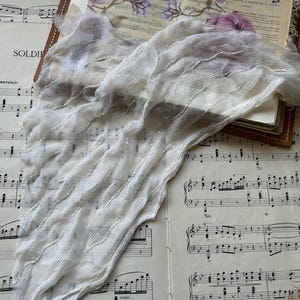 Kralenstofafval. Vintage kant. Ongewenste dagboekstof. Oude stofresten met naaien. Vintage naaibenodigdheden. Decoratieve, zachte stof.