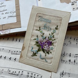 Ancienne carte postale en soie française. Tissu brodé pour cartes postales, manuscrit. Carte française de 1920. Carte postale ancienne. Éphémères de journaux indésirables, fleur violette