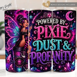 Puede incluir: Un vaso cilíndrico con un fondo de galaxia oscura y nubes de nebulosa rosas, moradas y azules. Muestra un personaje de hada con alas y el texto "POWERED BY PIXIE DUST & PROFANITY" en letras brillantes de color rosa, azul y morado.