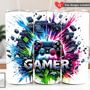 Puede incluir: Tres vasos aislados blancos con temática de jugador. Cada vaso presenta un diseño colorido con un mando de videojuegos, la palabra "GAMER" y elementos de ladrillos explosivos. El diseño incluye el texto "12 diseños gratis incluidos."