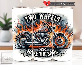 Op de afbeelding: Witte beker met een motorfietsontwerp, vlammen en de tekst "TWO WHEELS MOVE THE SOUL". Het ontwerp bevat een zwarte motorfiets met oranje en grijze vlammen. De beker heeft ook een rietje.