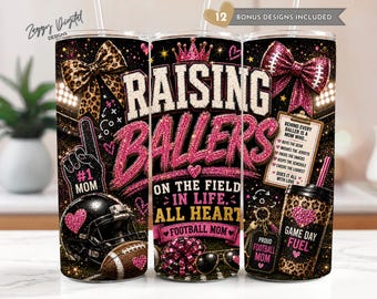 Può includere: Un bicchiere cilindrico con sfondo nero e testo glitterato rosa che recita RAISING BALLERS, un casco da football, un fiocco leopardato, una corona rosa, una cartellina con una lista di controllo e un bicchiere leopardato con cannuccia rosa.