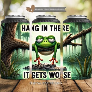 Puede incluir: Un enfriador de latas cilíndrico con una rana verde colgada de una rama sobre un caimán en un pantano. El texto dice HANG IN THERE IT GETS WORSE. El diseño incluye una pancarta que indica 5 BONUS CAN COOLER DESIGNS INCLUDED.