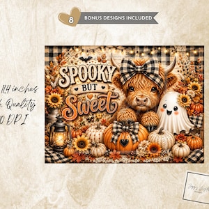 Puede incluir: Un dise&ntilde;o gr&aacute;fico digital que presenta una vaca Highland esponjosa con un lazo de cuadros blanco y negro, un fantasma blanco, calabazas, girasoles y una linterna. El texto dice Spooky but Sweet. La imagen mide 39,1 por 29,0 cm.