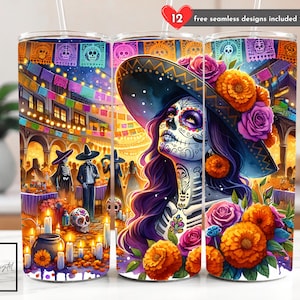 Peut inclure: Un gobelet sur le thème du Jour des Morts avec une femme maquillée en tête de mort et un grand chapeau orné de fleurs. Le motif comprend une scène de rue festive avec des bougies, des crânes et des décorations colorées. Le texte "12 free seamless designs included" est visible.