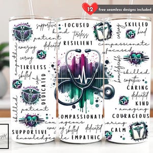 Könnte beinhalten: Ein weißer Becher mit Strohhalm, mit einem medizinischen Thema. Das Design umfasst ein Stethoskop, Caduceus-Symbole und Wörter wie "kompetent", "fürsorglich" und "mitfühlend" im Aquarellstil. Der Text "12 kostenlose nahtlose Designs enthalten" ist ebenfalls vorhanden.