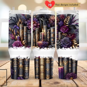 Pode incluir: Um conjunto de três copos de aço inoxidável de 20 oz com um design que apresenta uma pilha de livros, velas e flores roxas. O design é em tons de roxo, dourado e preto. Os copos são brancos com um visual desgastado.
