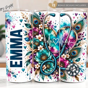 Peut inclure: Un gobelet cylindrique avec un fond blanc orné d'un motif aquarelle de fleurs bleu sarcelle et violettes, de plumes de paon et d'un stéthoscope formant un cœur avec une ligne ECG. Le prénom EMMA est imprimé en grandes lettres bleu foncé.