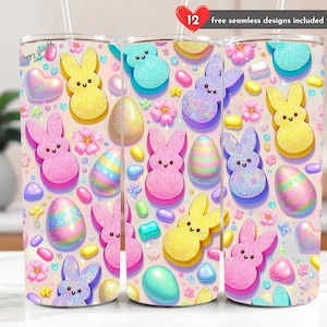 Op de afbeelding: Drie bekers met Pasen-thema met een herhalend patroon van kleurrijke paaseieren, konijnvormige marshmallows en bloemen. De bekers hebben een lichtroze achtergrond en bevatten de tekst "12 free seamless designs included".