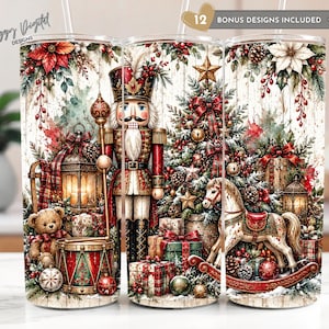 Op de afbeelding: Een cilindervormige beker met een kerstillustratie met een notenkraker, een versierde boom, een hobbelpaard, een teddybeer, een trommel en ingepakte cadeaus. Het ontwerp bevat kerststerren, dennenappels en een lantaarn op een witte houten achtergrond.