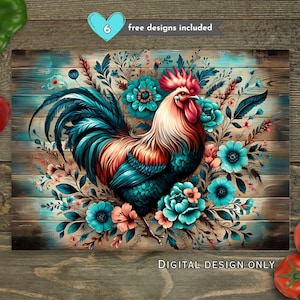 Puede incluir: Un dise&ntilde;o digital con un gallo colorido rodeado de flores y follaje turquesa, sobre un fondo r&uacute;stico de vetas de madera. El dise&ntilde;o incluye el texto "free designs included" y "DIGITAL DESIGN ONLY".