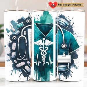 Puede incluir: Tres vasos de acero inoxidable con fondo blanco y diseños de acuarela azul y verde. Los diseños incluyen un estetoscopio, píldoras, un símbolo médico y una bata de médico. El texto "free designs included" es visible en la parte superior de la imagen.