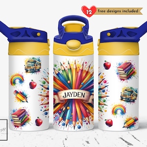 Könnte beinhalten: Weiße Trinkflasche mit blauem und gelbem Deckel, verziert mit Grafiken zum Thema Schule. Das Design umfasst einen Regenbogen, einen Apfel, einen Schulbus, Bleistifte und ein Banner mit dem Namen "JAYDEN".