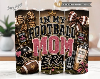 Può includere: Un bicchiere cilindrico con un design a tema football, il testo IN MY FOOTBALL MOM ERA, un casco nero con un cuore rosa, un pallone da football, fiocchi leopardati, un dito in gommapiuma e un piccolo grafico di bicchiere con testo.