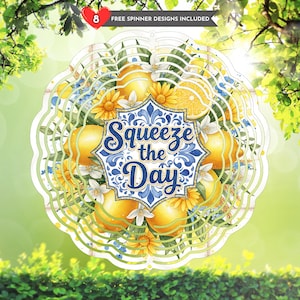 Op de afbeelding: Een witte keramische mok met een zwarte handgreep en de tekst "But First, Coffee" in een vetgedrukte, zwarte letter. De mok staat tegen een vage achtergrond, wat een gezellige setting suggereert.