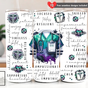Op de afbeelding: Een witte tumbler met een medisch thema, met een ontwerp van een teal en paarse operatiejas, een stethoscoop en de woorden "Patient Access". De tumbler is versierd met woorden als "bekwaam", "zorgzaam" en "compassievol".
