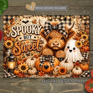 Puede incluir: Un dise&ntilde;o digital que muestra una vaca highland esponjosa con un lazo a cuadros blanco y negro, un fantasma blanco y calabazas. El texto dice Spooky but Sweet. La escena incluye girasoles, hojas de oto&ntilde;o y una linterna sobre un fondo de cuadros.