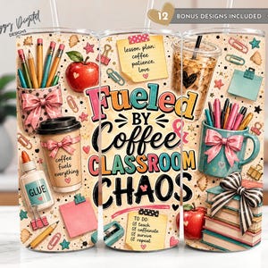 Può includere: Un bicchiere cilindrico con un design a tema scolastico e il testo Fueled by Coffee & Classroom Chaos. Il motivo include matite, mele, tazze di caffè, colla, libri con un fiocco a righe, foglietti adesivi e graffette su uno sfondo chiaro.