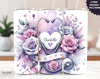 Può includere: Un bicchiere bianco con un design floreale viola e rosa, uno stetoscopio e il nome "Charlotte" in un cuore. Il bicchiere è decorato con un effetto acquerello.