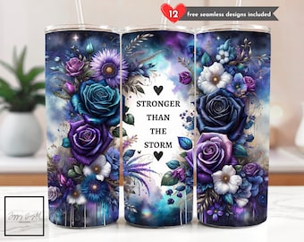 Könnte beinhalten: Ein floraler Becher mit einem Design aus blauen, lila und weißen Rosen und dem Text "Stronger Than The Storm". Das Design umfasst einen himmlischen Hintergrund mit Herz- und Sternakzenten. Der Becher hat einen Strohhalm.