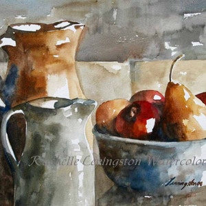 Op de afbeelding: Waterverf schilderij van een stilleven met twee keramische kannen en een kom met fruit. De kom bevat een peer, appels en een perzik. De kannen zijn bruin en grijs. De achtergrond is lichtgrijs.
