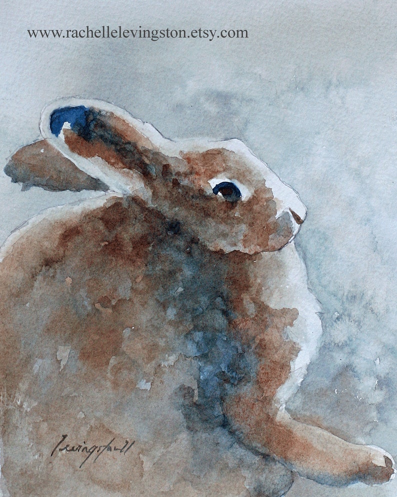 K&ouml;nnte beinhalten: Aquarellmalerei eines braunen Kaninchens mit blauen Augen, das auf einem hellblauen Hintergrund sitzt. Das Kaninchen schaut nach rechts. Die Unterschrift des K&uuml;nstlers befindet sich in der linken unteren Ecke.