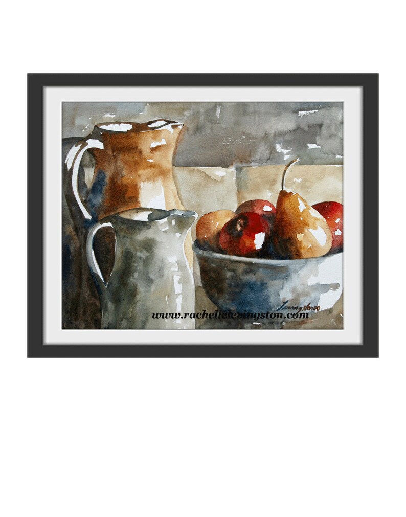 Op de afbeelding: Een aquarel schilderij van een stilleven met twee keramische kannen en een kom met fruit. De kannen zijn bruin en grijs, en de kom bevat rode appels en een gele peer. De achtergrond is een gedempt grijs.