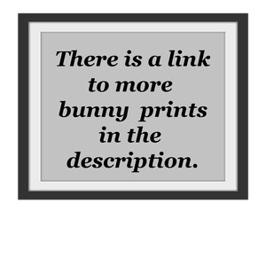 K&ouml;nnte beinhalten: Ein gerahmtes Bild mit grauem Hintergrund und schwarzem Text, der "There is a link to more bunny prints in the description." lautet.